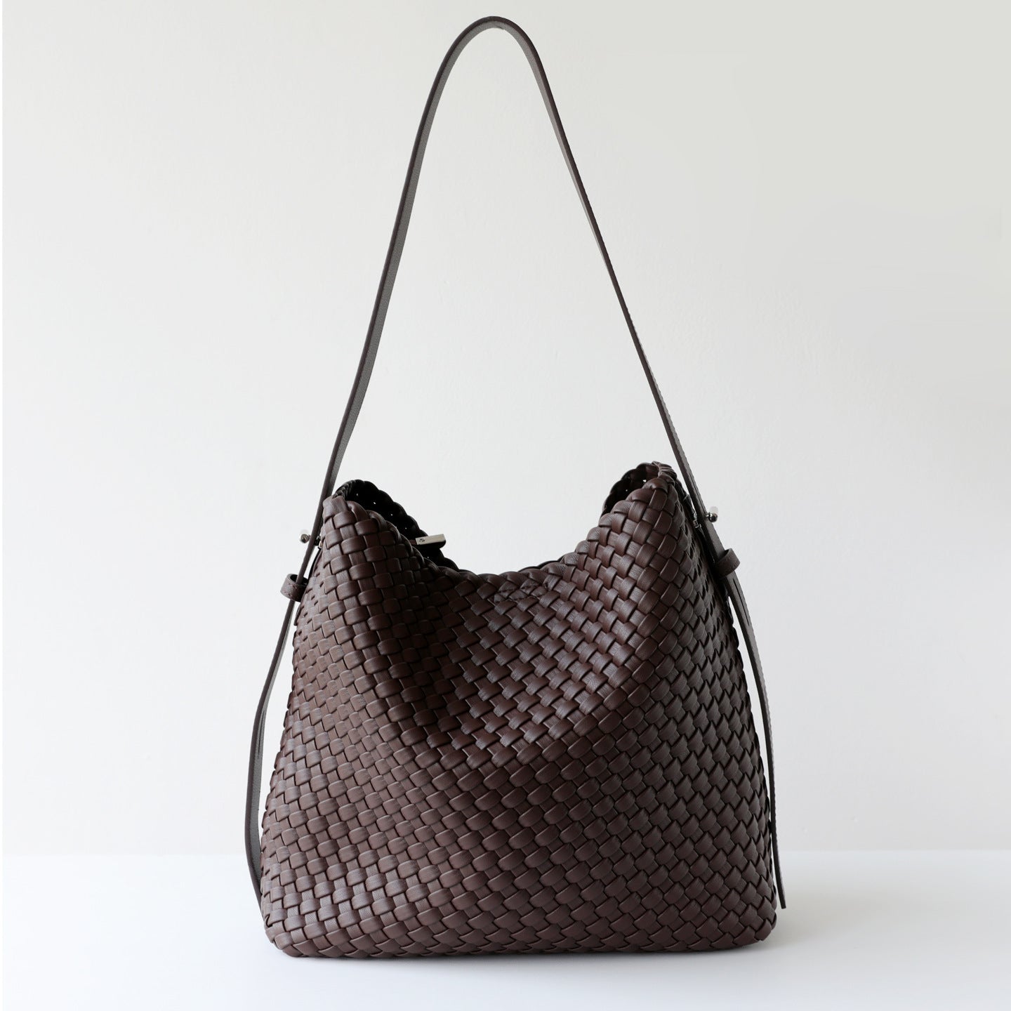 Large-Capacity Woven Bucket Shoulder Bag – Retro Commuter Underarm Bag