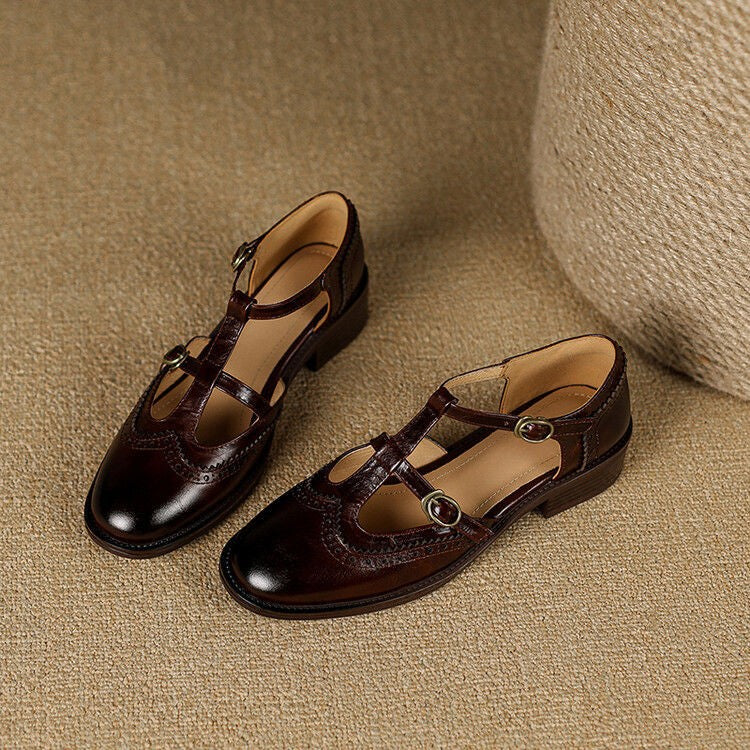Women's Retro Brogue Shoes – British Style Pointed Toe Buckle Low Heel