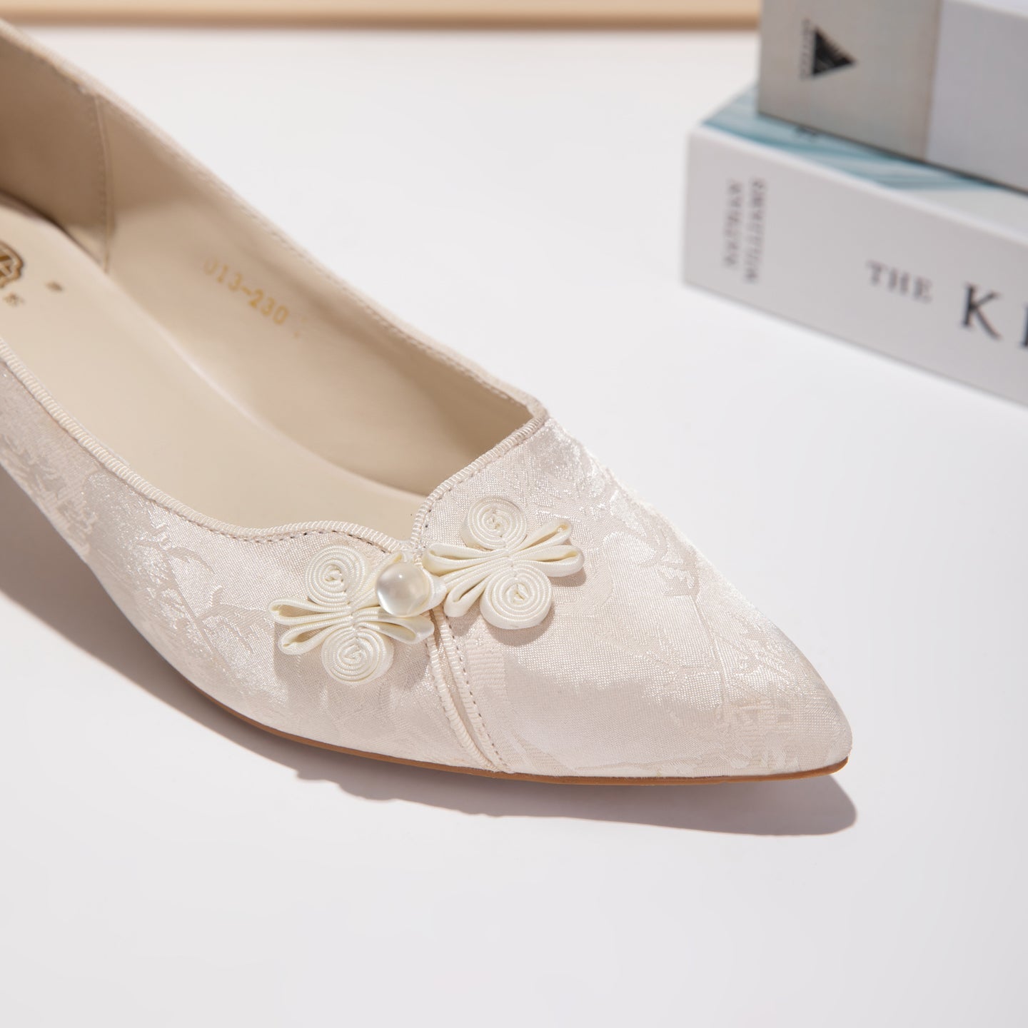 Women's Jacquard Pointed-Toe Kitten Heel Pumps | Floral Pearl Satin Dress Shoes