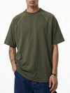 Men’s contrast-stitch round-neck short-sleeve T-shirt.