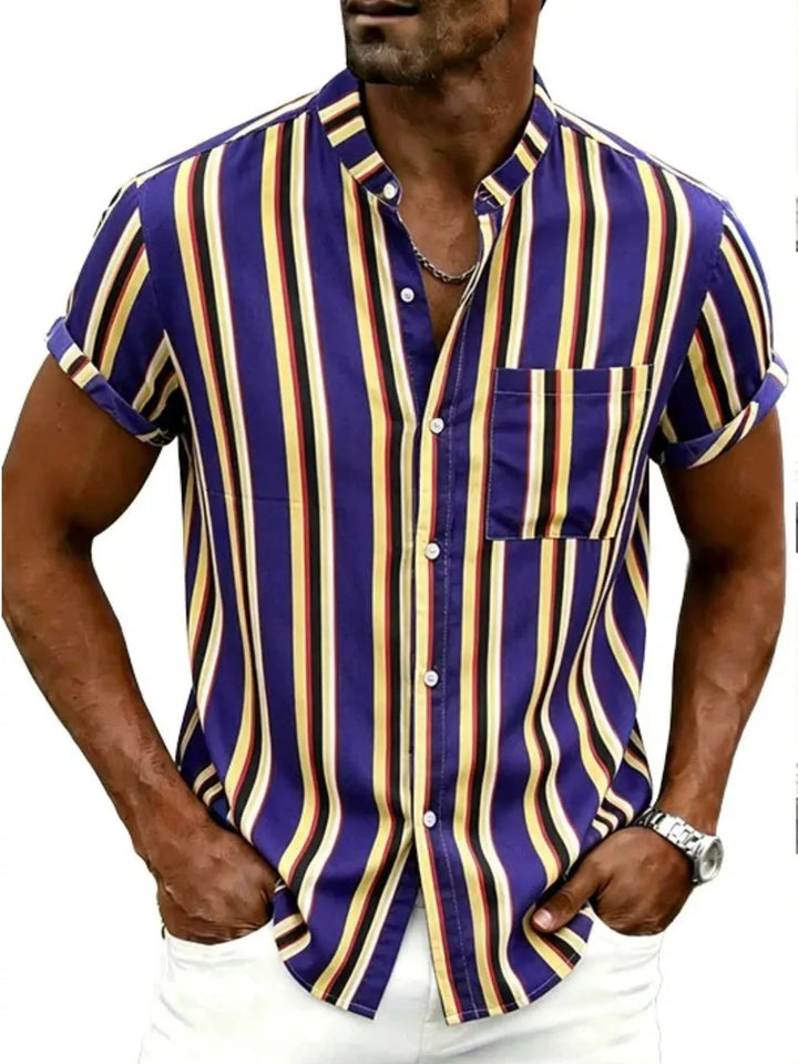 Men’s striped pocketed short-sleeve button-up shirt in navy.