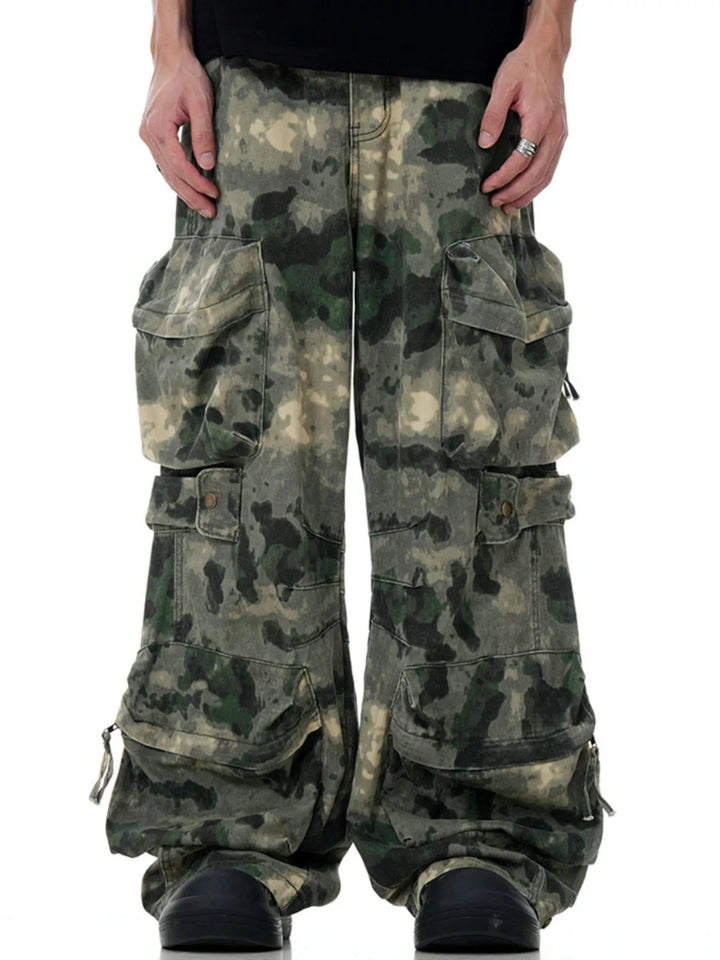 Men’s camouflage loose-fit cargo pants with pockets.